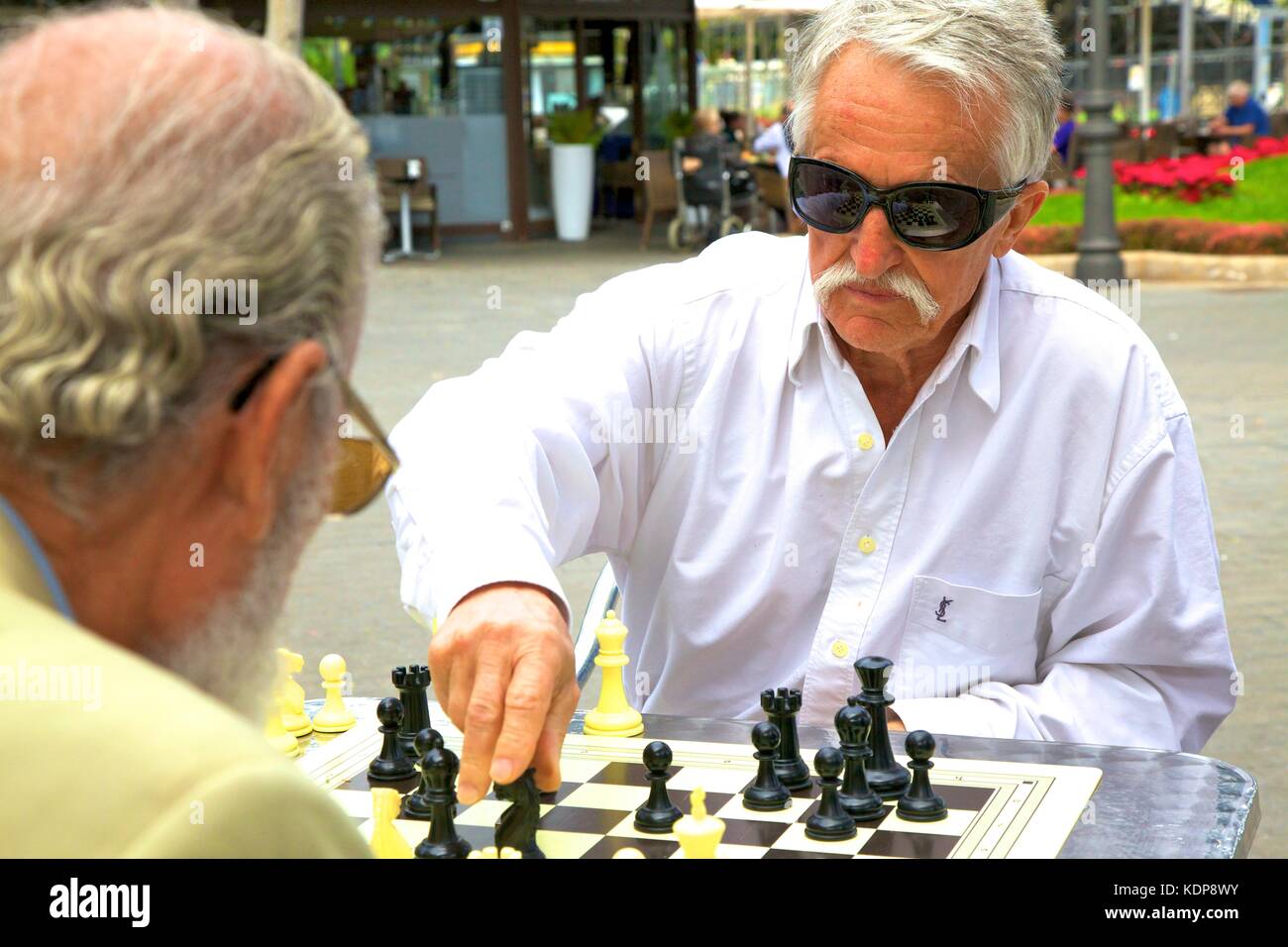 Männer spielen Schach in Santa Catalina Park, Las Palmas de Gran Canaria, Gran Canaria, Kanarische Inseln, Spanien, Atlantik, Europa Stockfoto