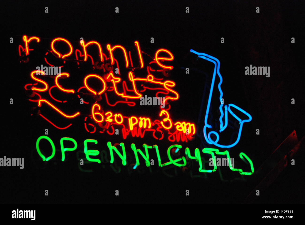2000, Nahaufnahme der Bunten neon Werbung Beschilderungen für den berühmten Jazz Club und bis spät in die Nacht geöffneten Bar, Ronnie Scott's, Soho, London, England, UK. Durch die Musiker Ronnie Scott und Pete King 1959, es war der führende West End jazz Veranstaltungsort seitdem. Stockfoto