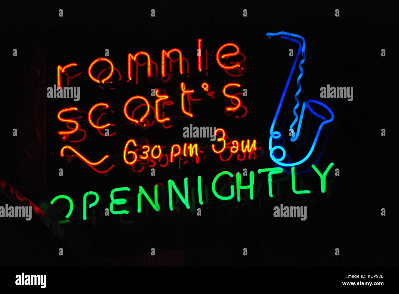 2000, Nahaufnahme der Bunten neon Werbung Beschilderungen für den berühmten Jazz Club und bis spät in die Nacht geöffneten Bar, Ronnie Scott's, Soho, London, England, UK. Durch die Musiker Ronnie Scott und Pete King 1959, es war der führende West End jazz Veranstaltungsort seitdem. Stockfoto
