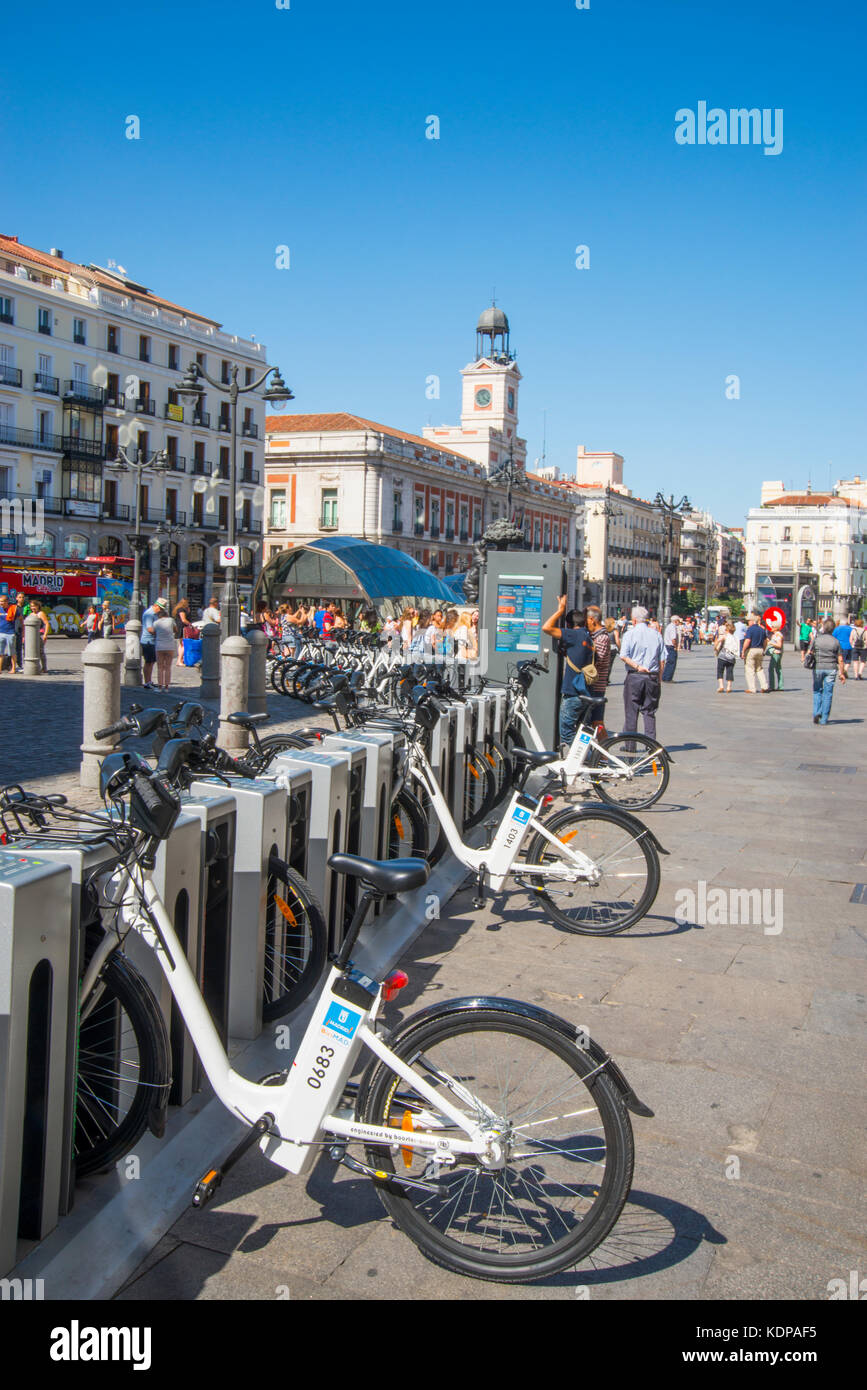 Fahrrad parken. Puerta del Sol, Madrid, Spanien. Stockfoto