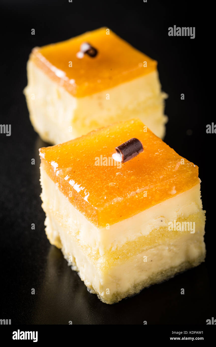Süße gebackene Tarte mit Orange Marmelade und Butter Creme Stockfoto