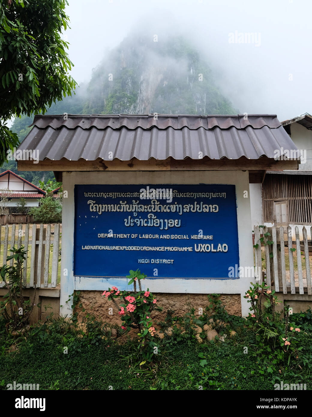 Ein Zeichen in Nong Khiaw lesen 'Abteilung für Arbeit und Sozialfürsorge, Lao National Unexploded Ordnance" (UXO Lao), Ngoi District' Stockfoto Ein Zeichen in Nong Khiaw lesen 'Abteilung für Arbeit und Sozialfürsorge, Lao National Unexploded Ordnance" (UXO Lao), Ngoi District' Stockfoto