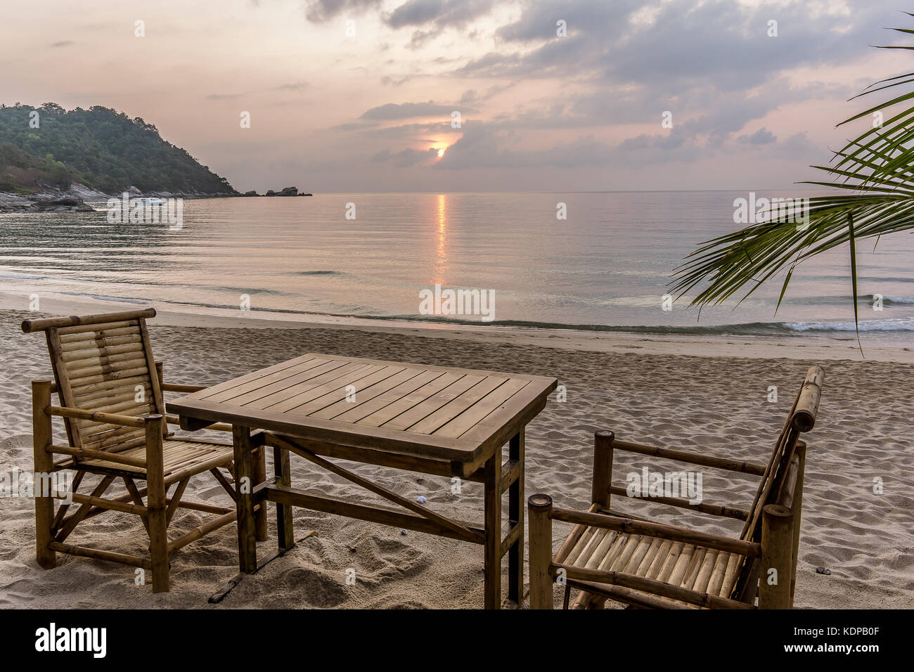 Thong Nai Pan Yai, Koh pangan, Thailand, 27. April 2016 2016. Tisch und Stühle in den Sonnenaufgang an einem tanquil Strand in Thailand. Stockfoto