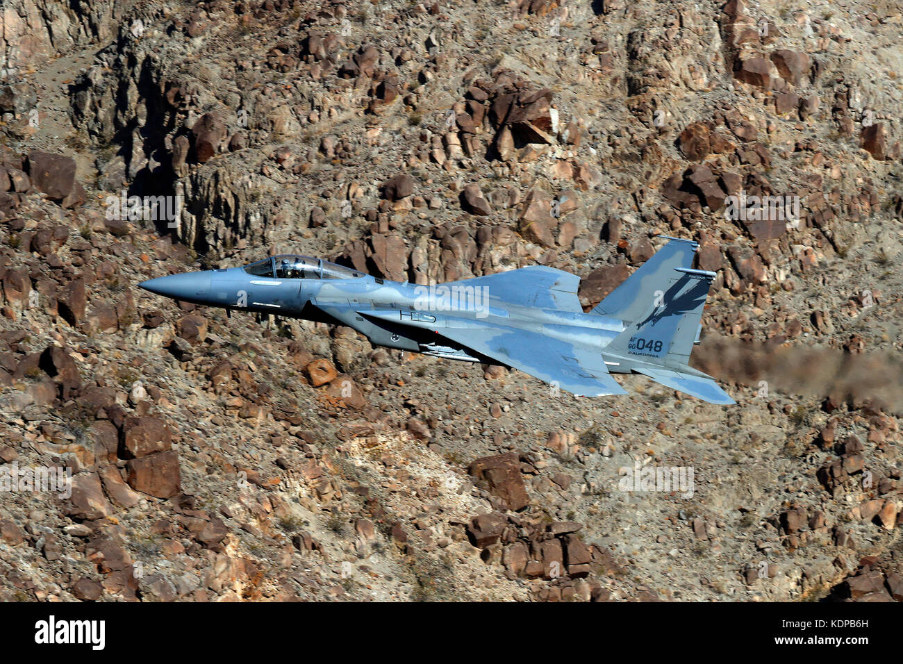F-15 mit Die 144 Fighter Wing Air National Guard von Fresno, Kalifornien, fliegen durch den Jedi Übergang im Death Valley National Park, Kalifornien. Stockfoto