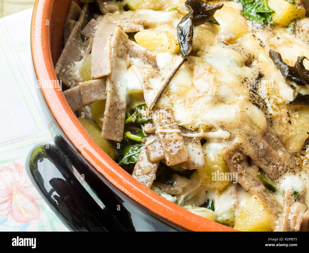 Ein berühmtes italienisches Gericht namens Pizzoccheri, das im Valtellina-Alpengebiet der Lombardei in Norditalien hergestellt wird Stockfoto