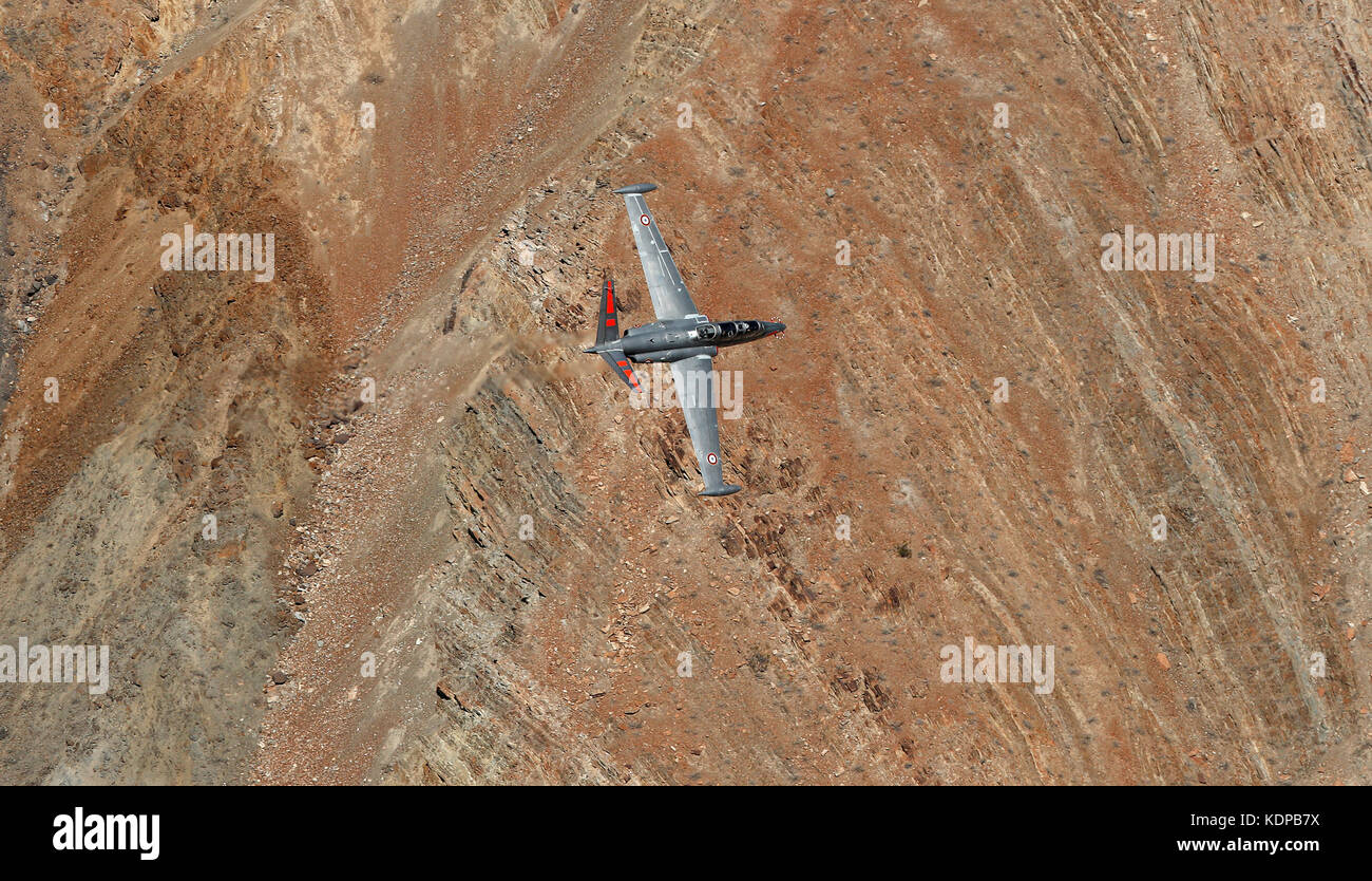 Fouga CM 170 Magister macht einen Low Pass durch die Jedi Übergang im Death Valley National Park, Kalifornien, USA. Stockfoto