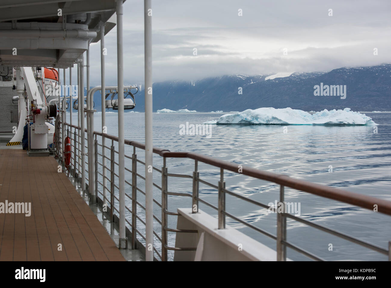 Grönland, scoresbysund aka Scoresby Sund, fonfjord, iceberg Alley. silversea Expeditionsschiff, silber Explorer, Segeln durch ruhige Fjord mit gefüllt Stockfoto