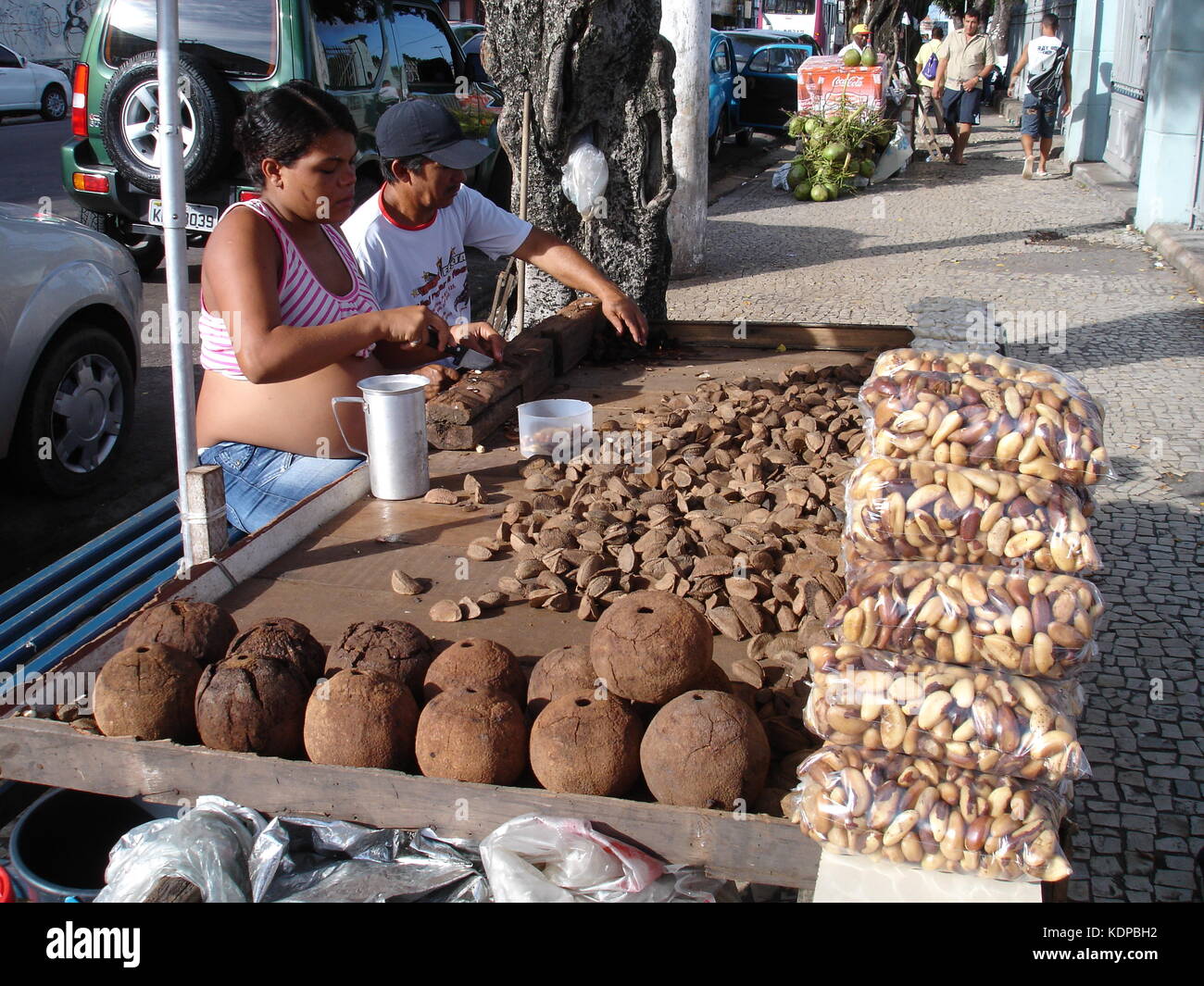 Tradicional street Hersteller von Paranüssen in Belem, nördlich von Brasilien, Verkauf ohne Schale, gehäutet und whotle Hülsen Stockfoto