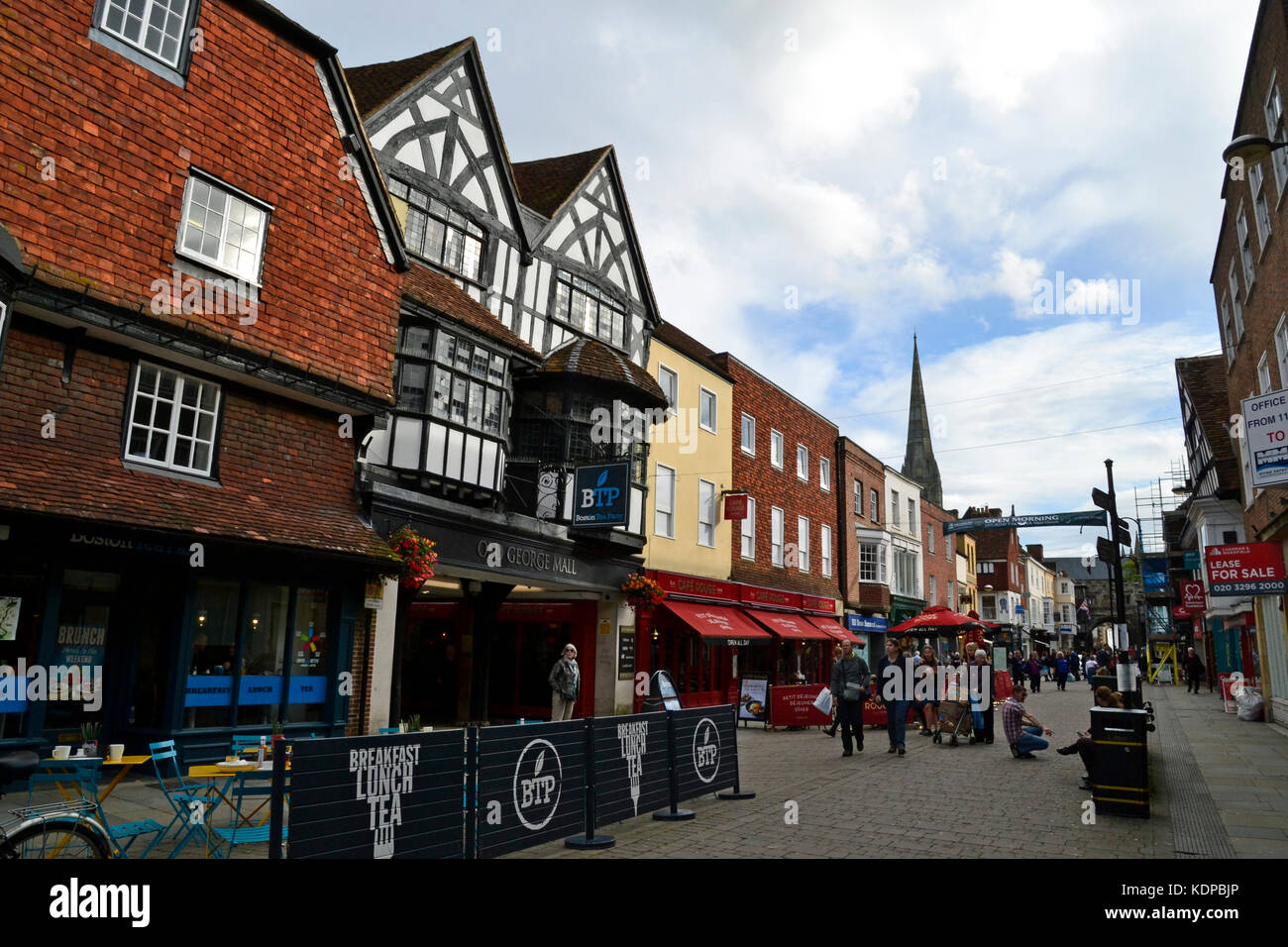 Blick auf das Stadtzentrum von Salisbury, Wiltshire, Großbritannien. Einkaufsstraßen Stockfoto