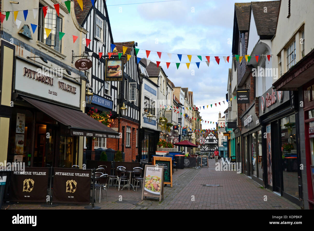 Blick auf das Stadtzentrum von Salisbury, Wiltshire, Großbritannien. Einkaufsstraßen Stockfoto