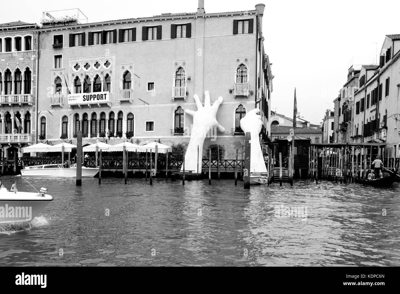 Lorenzo Quinn unterstützen mit den Händen unterstützen ca Hotel und den Grand Canal bei Sonnenuntergang, sagredo Venedig, Veneto. Stockfoto