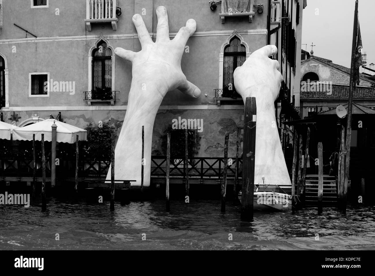Lorenzo Quinn unterstützen mit den Händen unterstützen ca Hotel und den Grand Canal bei Sonnenuntergang, sagredo Venedig, Veneto. Stockfoto