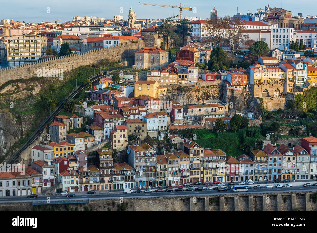 Porto Stadt auf der Iberischen Halbinsel, zweitgrößte Stadt Portugals. Blick mit Fernandina Wall und Guindais Seilbahn Stockfoto