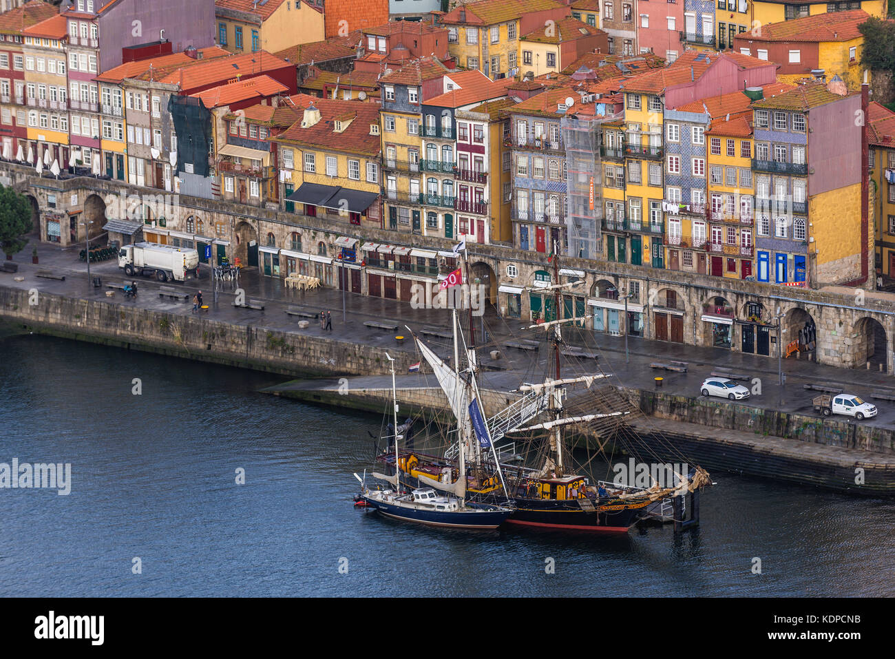 Häuser und Schiffe im Ribeira Distrikt in Porto Stadt auf der Iberischen Halbinsel, zweitgrößte Stadt in Portugal Stockfoto