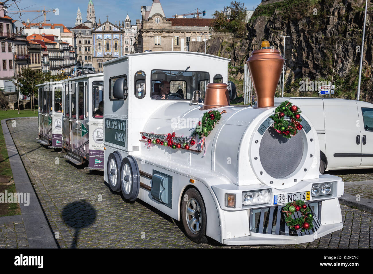 City Sightseeing Touristenzug auf Dom Afonso Henriques Avenue in Porto Stadt auf der Iberischen Halbinsel, zweitgrößte Stadt in Portugal Stockfoto