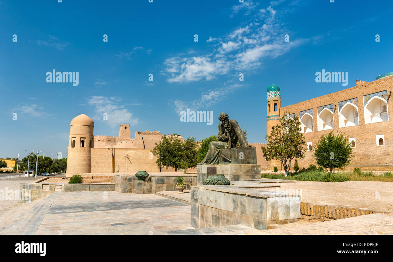 Statue von alkhwarizmi vor Itchan Kala in Chiwa, Usbekistan