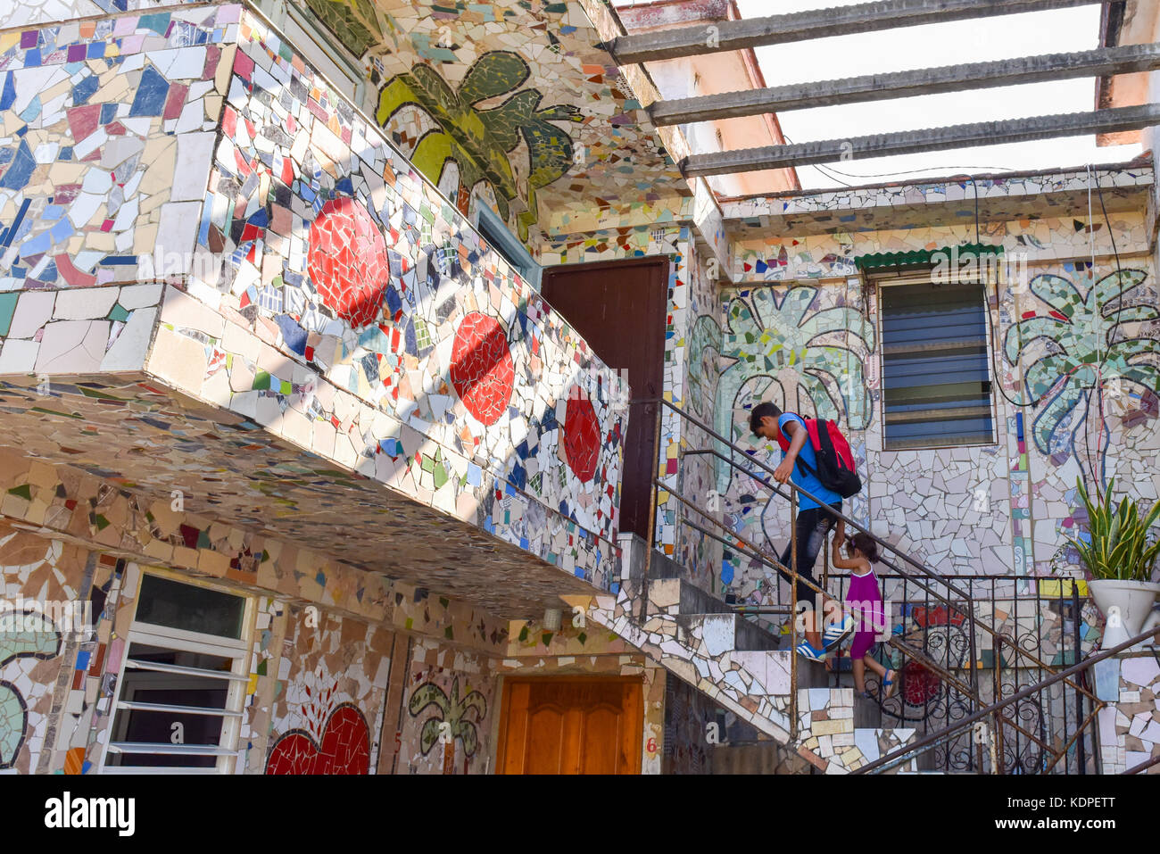 Kinder kommen von der Schule nach Hause zu ihrem Haus neben Fusterlandia, eine Kunst, komplexe ist benannt nach seinem Schöpfer Jose Fuster war in Jaimanitas, einer strukturschwachen Gegend in der Nähe von Havanna Kuba etabliert Stockfoto