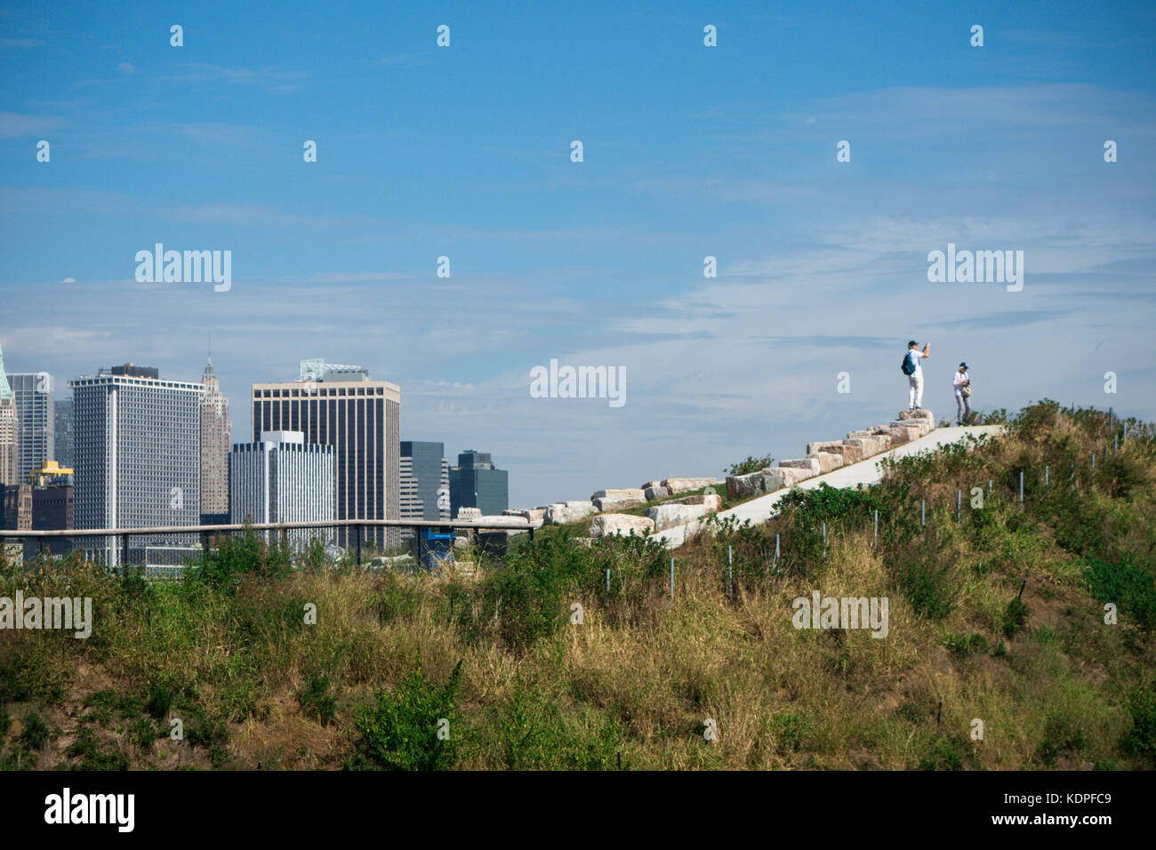 Ein Blick auf die Manhattan (New York City) Skyline von oben auf "der Hügel" auf Governors Island. Stockfoto