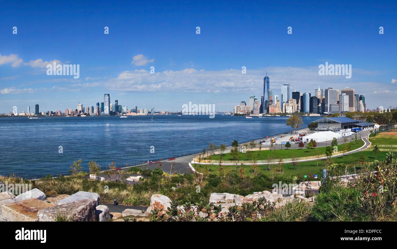 Ein Blick auf die Manhattan (New York City) Skyline von oben auf "der Hügel" auf Governors Island. Stockfoto