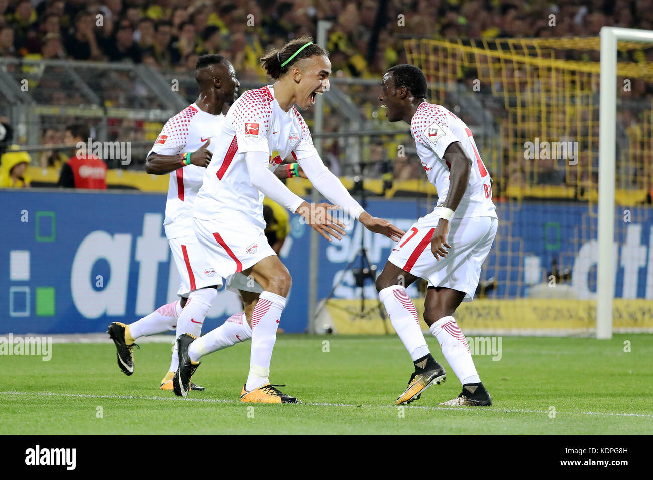 Dortmund, Deutschland. 14 Okt, 2017. yussuf poulsen von rasenballsport Leipzig nach zählen während der Bundesliga Fußball Spiel zwischen Borussia Dortmund und rasenballsport Leipzig am Signal Iduna Park in Dortmund, Deutschland feiert, am 14.Oktober 2017. Quelle: Ulrich hufnagel/Xinhua/alamy leben Nachrichten Stockfoto