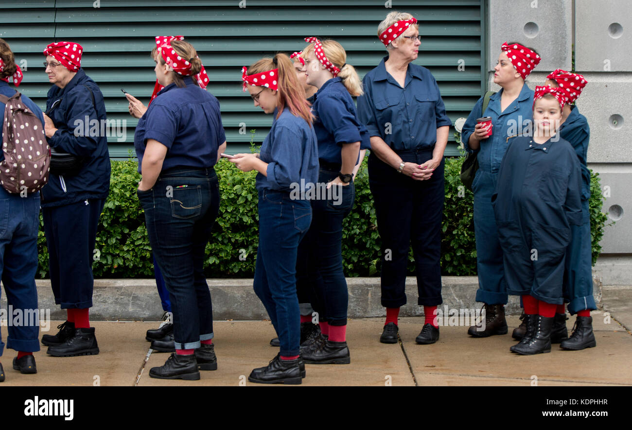 Ypsilanti, Michigan, USA. Oktober 2017. Die Leute versammeln sich an der Eastern Michigan University, um einen Guinness-Weltrekord für die meisten Rosie the Riveters aufzustellen. Etwa 3.755 Frauen, Männer und Kinder wurden offiziell gezählt, was den bisherigen Rekord von Richmond, Kalifornien, erschütterte. Der Weltrekord lenkt die Aufmerksamkeit auf die Kampagne zur Renovierung der Willow Run Fabrik, in der die ursprüngliche Rosie the Riveter während des Zweiten Weltkriegs beheimatet war. Quelle: Brian Cahn/ZUMA Wire/Alamy Live News Stockfoto