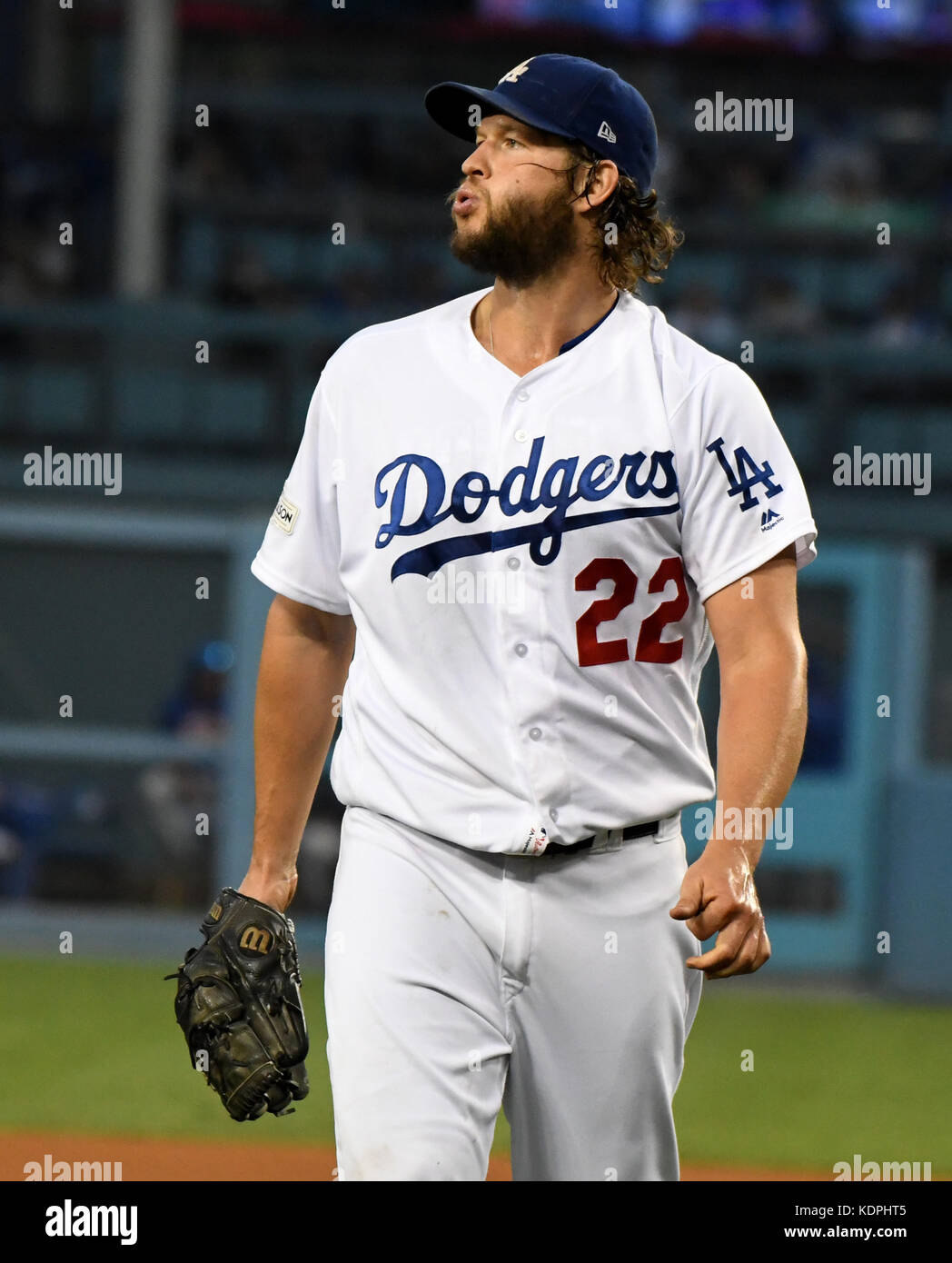 Los Angeles, Kalifornien, USA. 14 Okt, 2017. Los Angeles Dodgers Krug Clayton Kershaw geht weg vom Damm am Ende des zweiten Inning eines National League Championship Series Baseball Spiel gegen die Chicago Cubs im Dodger Stadium am Samstag, Oktober 14, 2017 in Los Angeles. (Foto von Keith Birmingham, Pasadena Stern-Nachrichten/SCNG) Credit: San Gabriel Valley Tribune/ZUMA Draht/Alamy leben Nachrichten Stockfoto