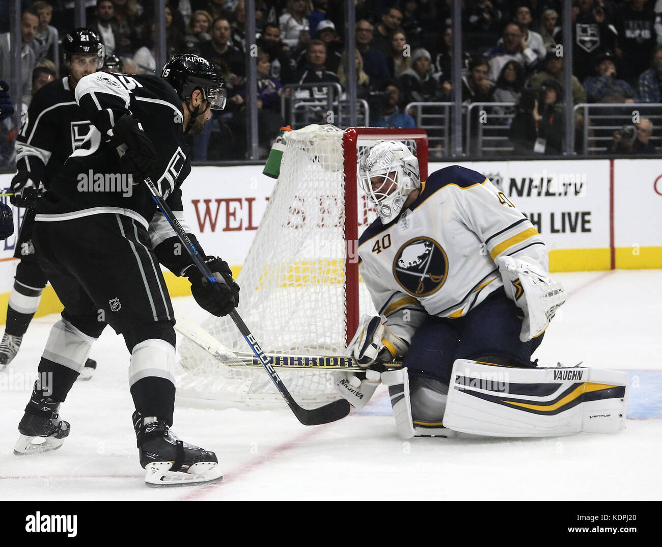 Los Angeles, Kalifornien, USA. 14 Okt, 2017. Buffalo Sabres goalie Robin Lehner (40) Aktionen während eines 2017-2018 NHL Hockey Spiel zwischen Los Angeles Kings und Buffalo Sabres in Los Angeles, am Okt. 14, 2017. Los Angeles gewann 4-2. Credit: Ringo Chiu/ZUMA Draht/Alamy leben Nachrichten Stockfoto