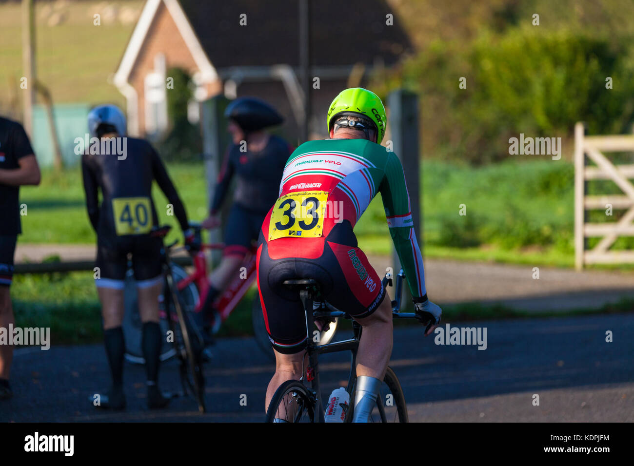 Ashford, Kent, Großbritannien. 15. Oktober, 2017. Die hellen und sonnigen Morgen, da diese club Radfahrer Jungen und nicht so Jungen zurück von einem frühen Morgen Training Übung kommen. Das Wetter ist sonnig und hell werden den ganzen Tag mit Temperaturen von 17 Grad. Foto: Paul Lawrenson/Alamy leben Nachrichten Stockfoto