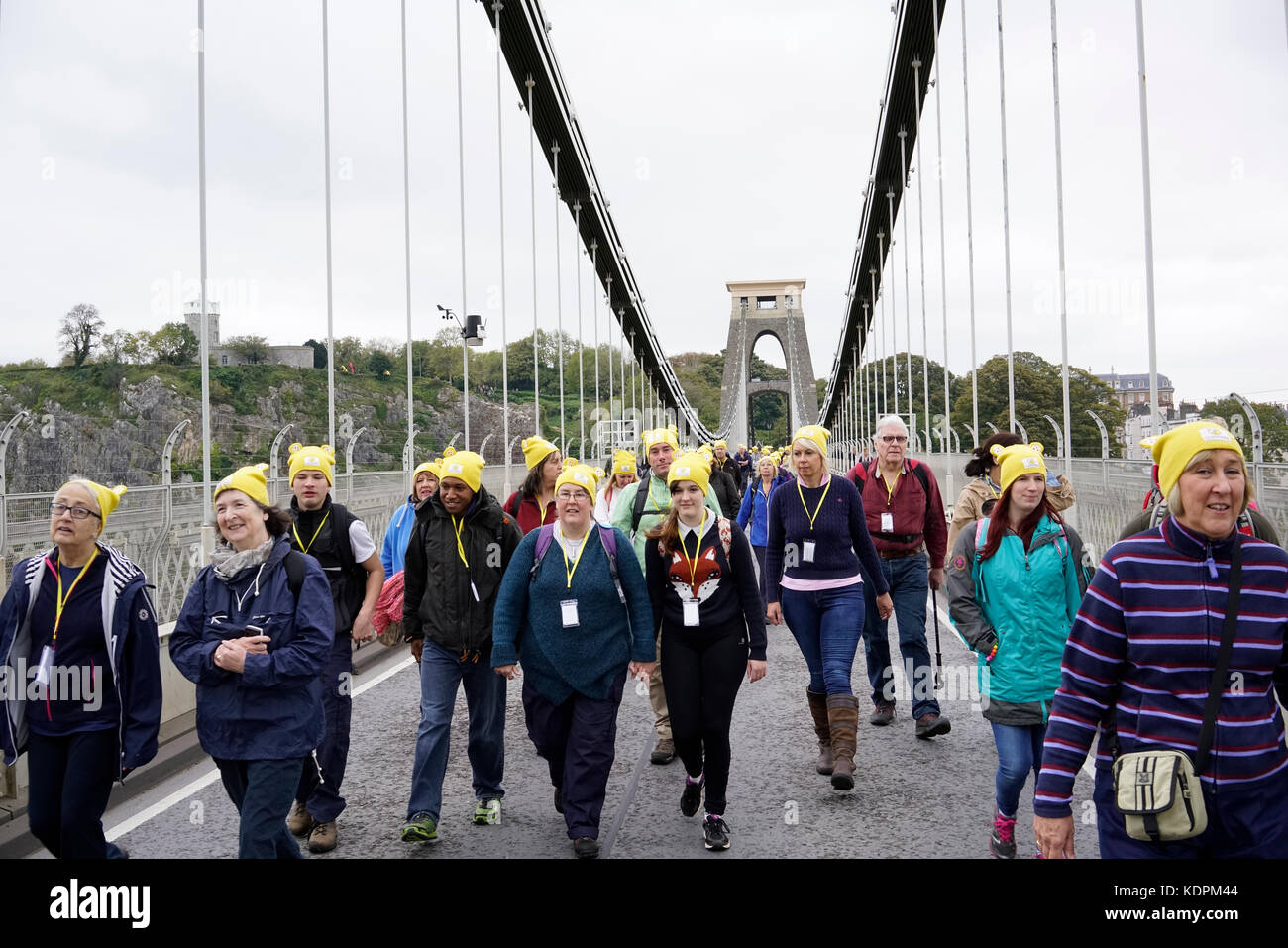 Bristol, Großbritannien, 15. Oktober 2017. liebe Wanderer die Clifton Suspension Bridge Kreuz während der countryfile Ramble, zugunsten der bbc Children in Need". die Brücke für den Verkehr um 11.30 Uhr für ca. 20 Minuten filmen des Ereignisses zu ermöglichen. Die geschlossen wurde: mfimage/alamy leben Nachrichten Stockfoto