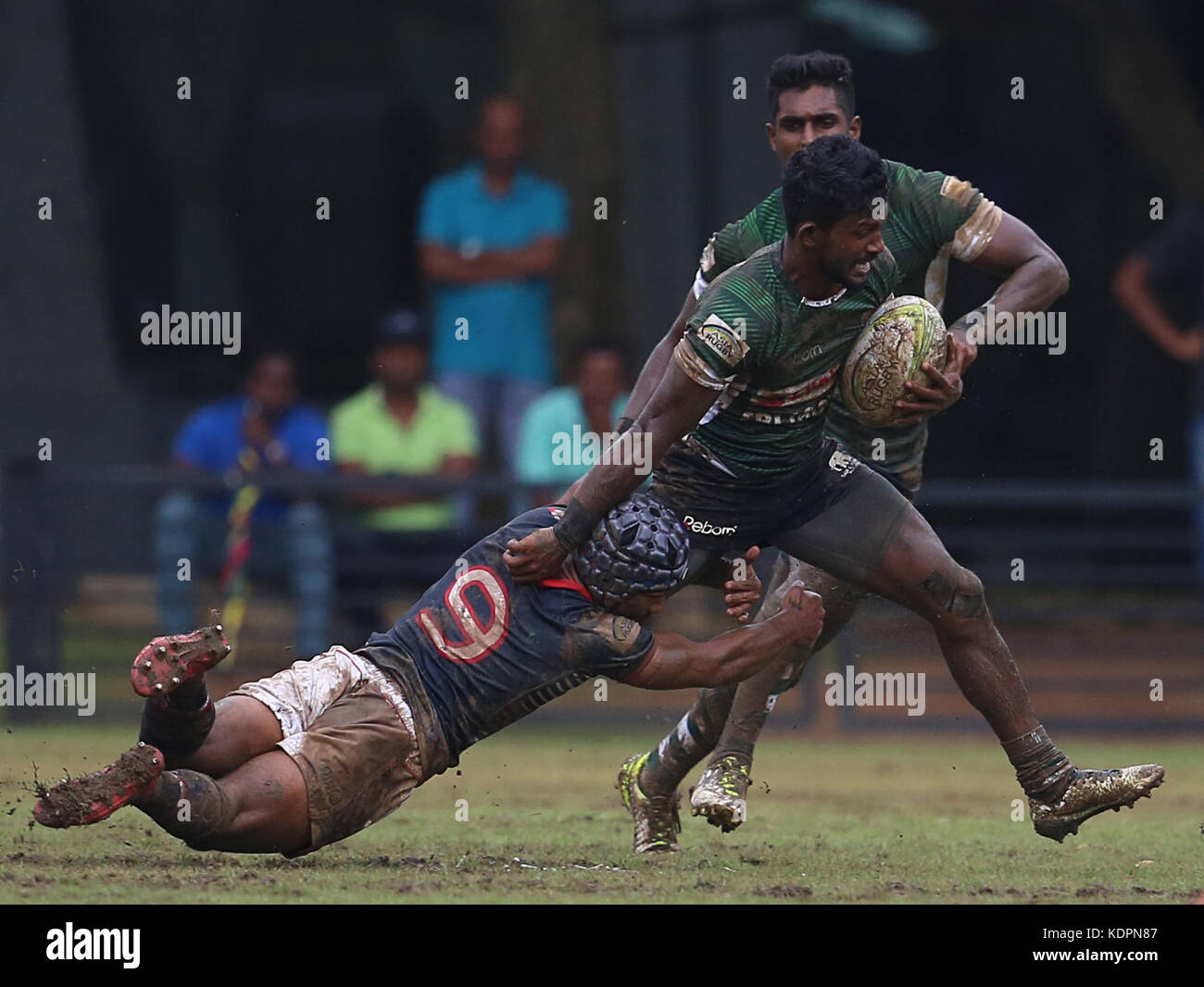 Colombo, Sri Lanka. 15 Okt, 2017. Spieler von Sri Lanka ist durch Spieler von Hongkong während des Asien Rugby Männer sevens 2017 Match zwischen Sri Lanka und Hongkong an der Rennstrecke Boden am 15. Oktober 2017 in Colombo, Sri Lanka. Credit: lahiru hat harshana/alamy live news Credit: lahiru hat harshana/alamy leben Nachrichten Stockfoto