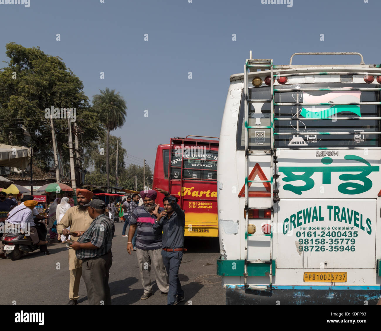 Phagwara, panjab, Indien. 15. Oktober 2017. das Leben auf der Straße in phagwara, indischen Dorf. Sonntag Szenen als Menschen reisen, Familie und Freunde zu besuchen. Bus Services sind voll und ganz in der Nähe der Straße Verkäufer Verkauf von Speisen, Getränken und Zuckerrohr Saft frisch gepresster und die vor Ort gefertigte Statuen Stockfoto