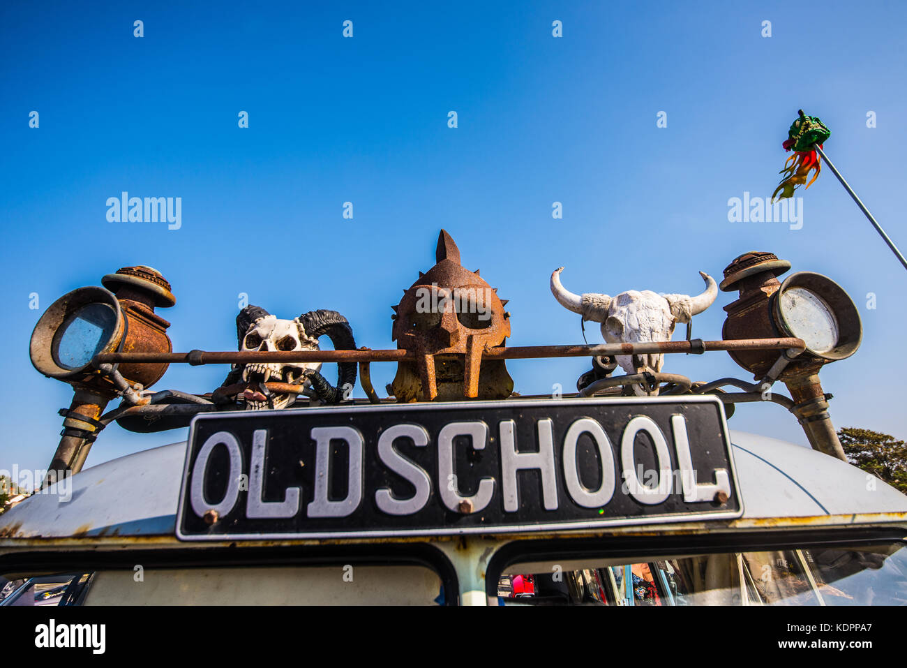 Maßgeschneiderter VW Camper Van auf einer Oldtimer-Ausstellung in Southend on Sea, Essex. Alte Schulplatte, korrodierter Metallhelm und Schädel Stockfoto