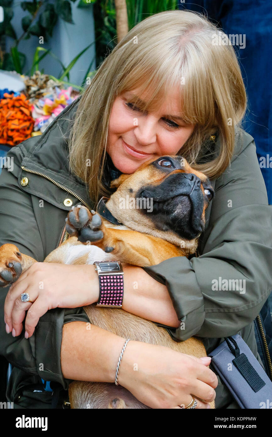 Der Sonntag Barra Kunst und Design (BAaD) Veranstaltungsort in Glasgow's berühmten barras Flohmarkt veranstaltet ihren ersten Hund Show mit 100 s der Hunde und ihrer liebevollen Besitzer drehen bis Glasgow's Liebe für Hündchen Groß und Klein zu feiern, ein Stammbaum oder einfach nur ein köter. Preise gingen an Wettbewerben einschließlich beste Rinde gegeben, beste Kostüme, beste geliebt und beste Rettungshund. SHARRON NIMMO von Glasgow ist das streicheln Ihre 2 Jahre alten gerettet Französische Bulldogge namens BUBBA Stockfoto