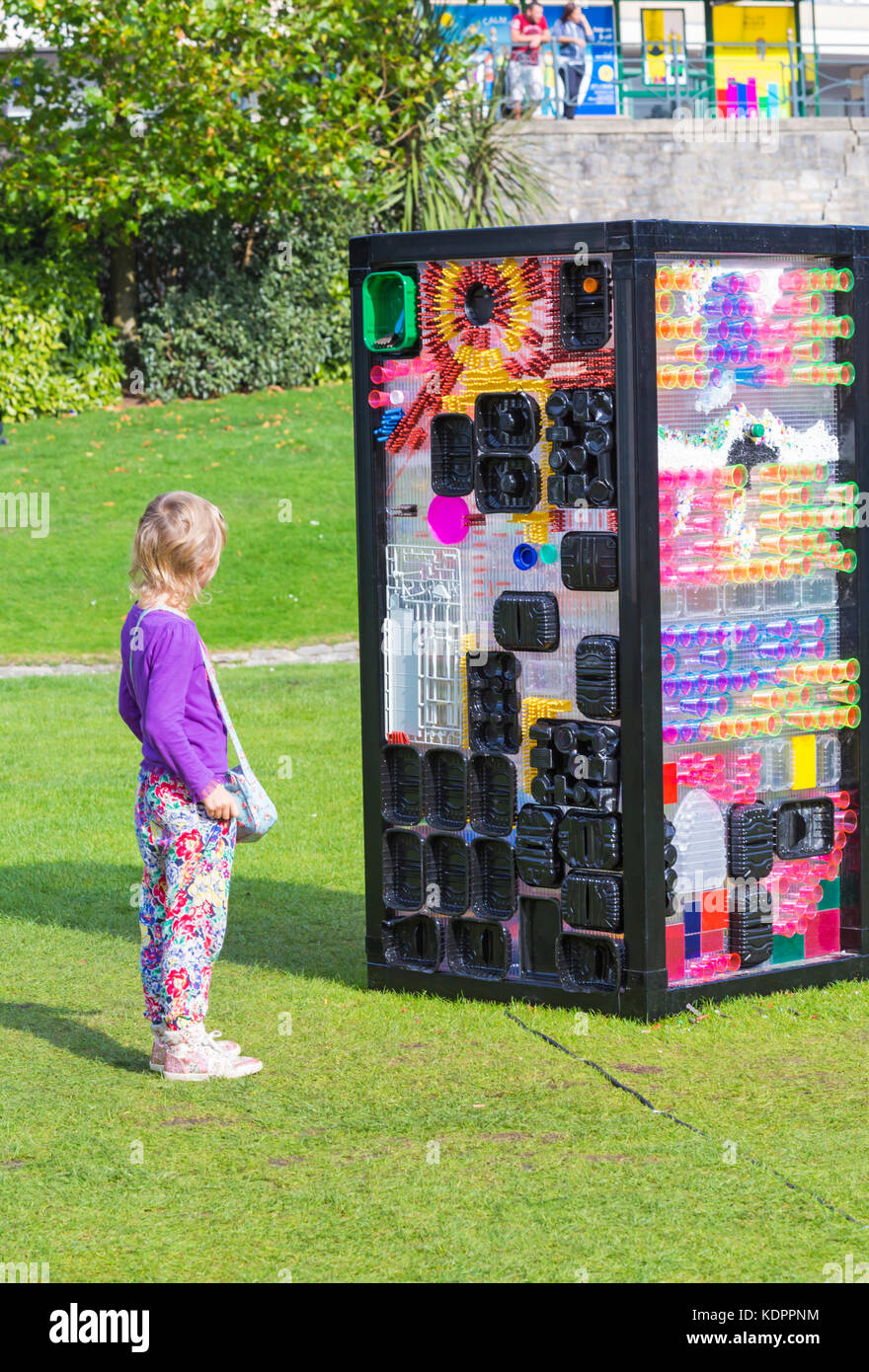 Bournemouth, Dorset, Großbritannien. 15 Okt, 2017. Bournemouth Kunst am Meer Festival kehrt für das 7. Jahr mit Festival Unterhaltung. Drehen des Tide von Mick Stephenson - leichte Installation, Spaziergang in einem Meer aus Kunststoff. Kunststoff ist einer der vielseitigsten Werkstoffe überhaupt produziert, aber seine Auswirkungen auf die Umwelt ist incalcuable. Credit: Carolyn Jenkins/Alamy leben Nachrichten Stockfoto