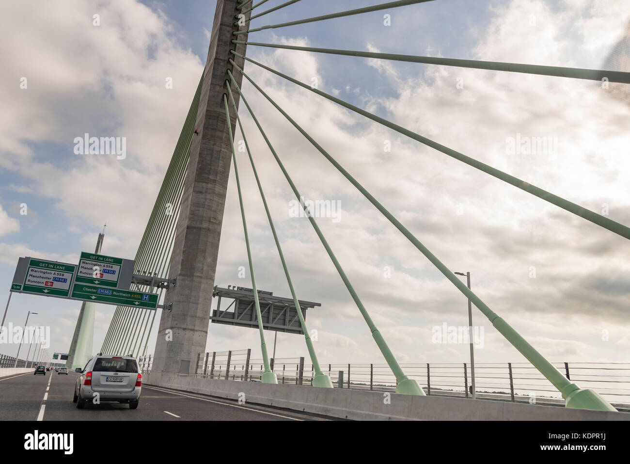 Runcorn. Vereinigtes Königreich. 15. Oktober. 2017. Die neue Mersey Gateway Bridge über den Fluss Mersey auf dem ersten Wochenende für den Verkehr. Die Brücke eröffnet um 1 Sekunde nach Mitternacht auf Oktober die 14. und es ist zu erwarten, mit 1,75 Mrd. £ kostet. Es gibt lokale Opposition auf die £ 2,00 Maut für Pkw für jede Kreuzung, die Probleme für viele, die die Brücke regelmäßig wie die alten gebührenfreien Brücke zu Nutzen verursachen könnte ofr Reparaturen geschlossen wurde. Quelle: John Davidson Fotos/Alamy Leben Nachrichten Runcorn. Vereinigtes Königreich. 15. Oktober. 2017. Quelle: John Davidson Fotos/Alamy leben Nachrichten Stockfoto