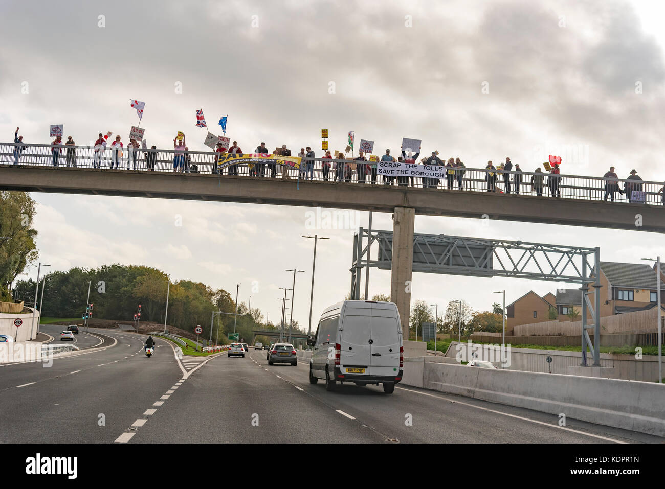 Runcorn. Vereinigtes Königreich. 15. Oktober. 2017. Demonstranten auf einer Brücke über die Zufahrtsstraße für die neue Mersey Gateway Bridge über den Fluss Mersey auf dem ersten Wochenende für den Verkehr. Die Brücke eröffnet um 1 Sekunde nach Mitternacht auf Oktober die 14. und es ist zu erwarten, mit 1,75 Mrd. £ kostet. Es gibt lokale Opposition auf die £ 2,00 Maut für Pkw für jede Kreuzung, die Probleme für viele, die die Brücke regelmäßig wie die alten gebührenfreien Brücke zu Nutzen verursachen könnte ofr Reparaturen geschlossen wurde. Quelle: John Davidson Fotos/Alamy Leben Nachrichten Runcorn. Vereinigtes Königreich. 15. Oktober. 2017. Quelle: John Davidson Ph Stockfoto