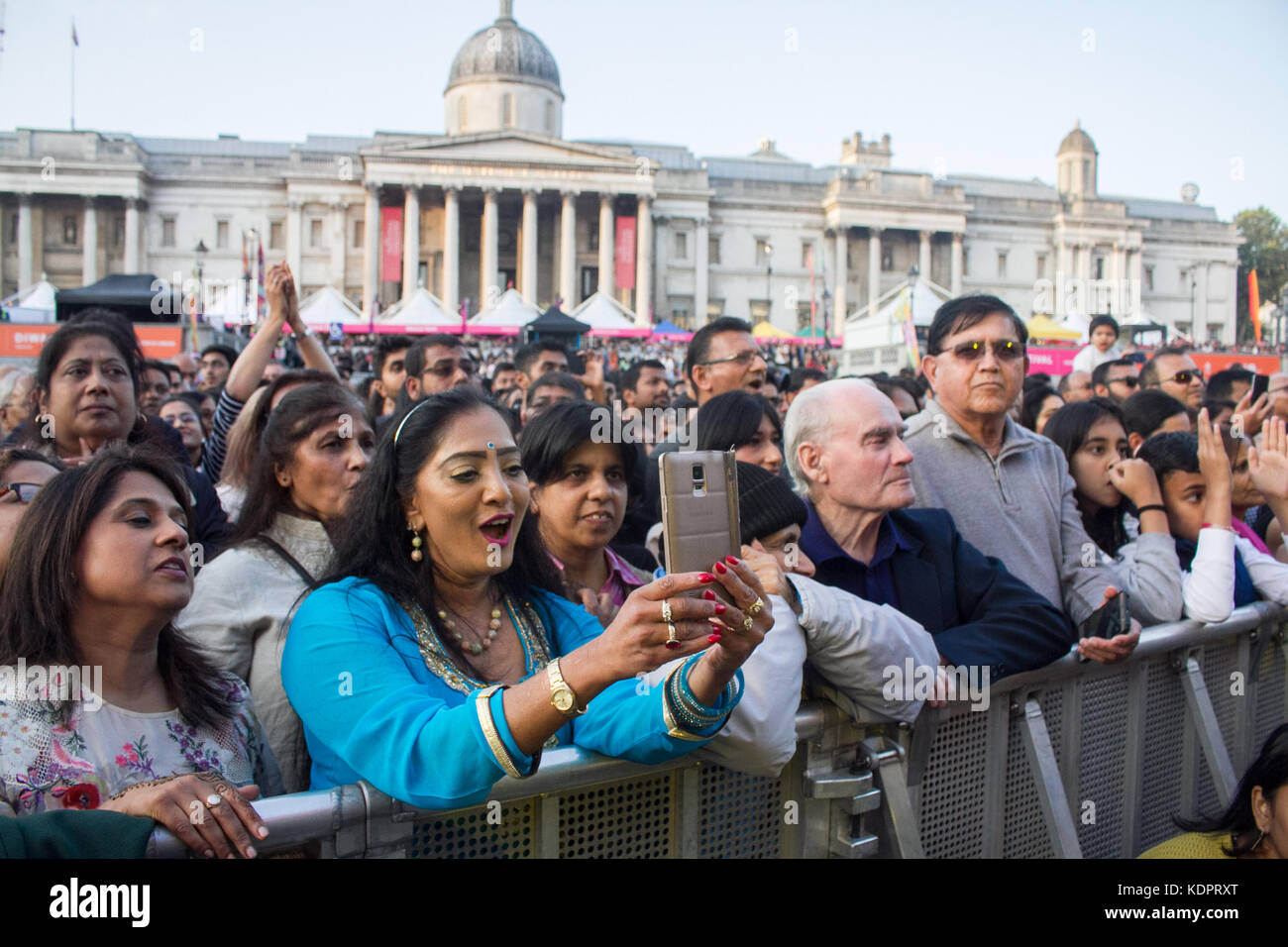 London, Großbritannien. 15. Oktober 2017. große Menschenmengen das Diwali-fest feiern in Trafalgar Square mit traditionellen Tänzen, die jedes Jahr durch die britische indische Gemeinschaft gefeiert. Das Diwali-fest zusammen bringt Tausende von Hindus, Sikhs und Jains mit Menschen aus anderen Gemeinden in der Feier des "Festival der Lichter". diwali oder deepavali ist die hinduistische Lichterfest gefeiert wird jedes Jahr im Herbst Credit: Amer ghazzal/alamy leben Nachrichten Stockfoto