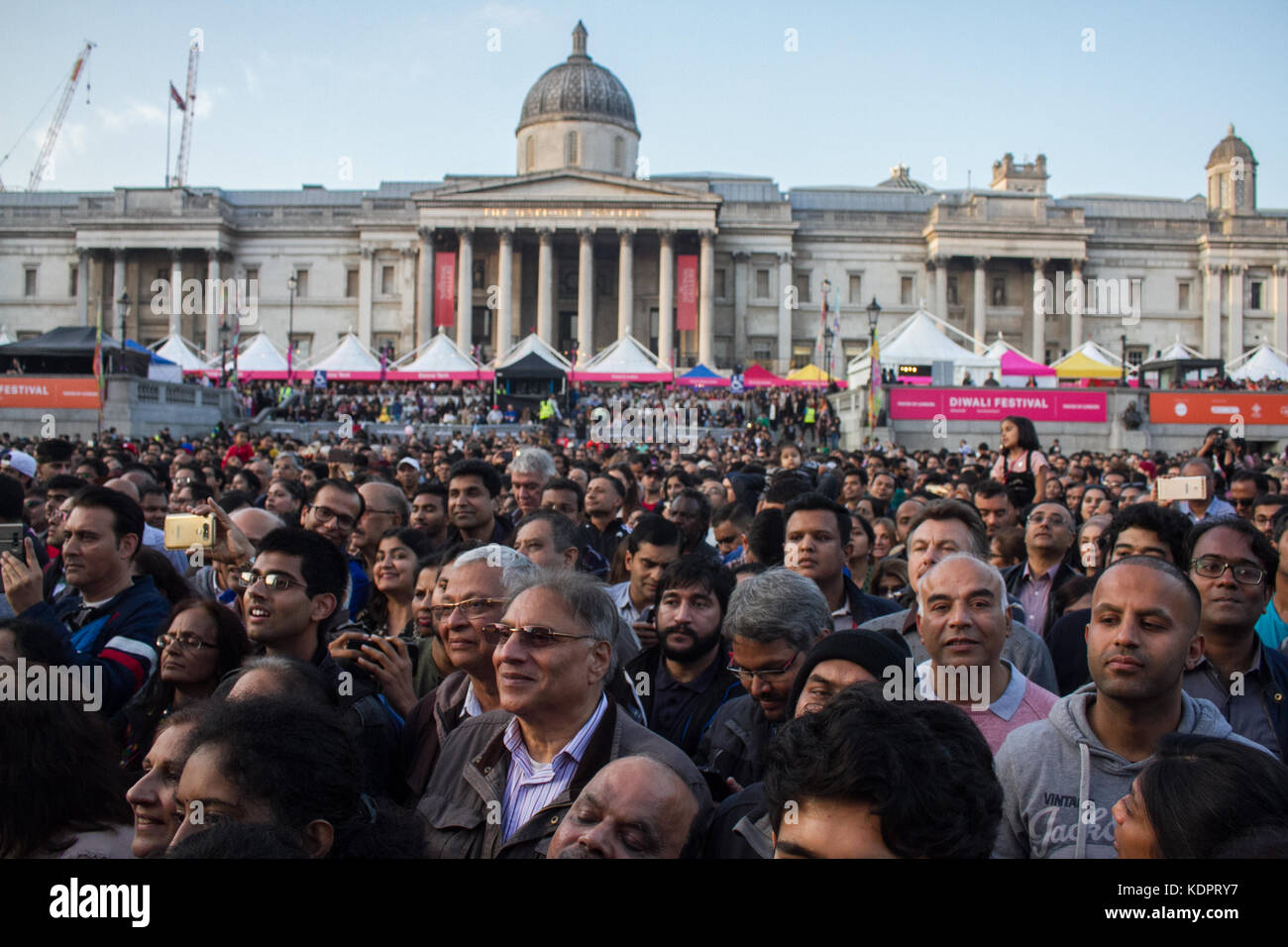 London, Großbritannien. 15. Oktober 2017. große Menschenmengen das Diwali-fest feiern in Trafalgar Square mit traditionellen Tänzen, die jedes Jahr durch die britische indische Gemeinschaft gefeiert. Das Diwali-fest zusammen bringt Tausende von Hindus, Sikhs und Jains mit Menschen aus anderen Gemeinden in der Feier des "Festival der Lichter". diwali oder deepavali ist die hinduistische Lichterfest gefeiert wird jedes Jahr im Herbst Credit: Amer ghazzal/alamy leben Nachrichten Stockfoto