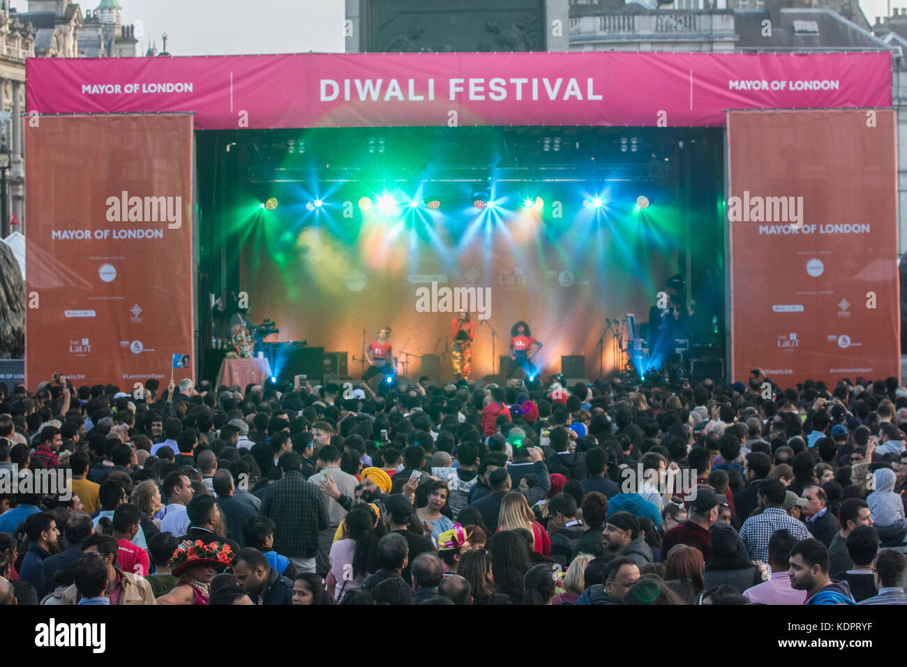 London, Großbritannien. 15. Oktober 2017. große Menschenmengen das Diwali-fest feiern in Trafalgar Square mit traditionellen Tänzen, die jedes Jahr durch die britische indische Gemeinschaft gefeiert. Das Diwali-fest zusammen bringt Tausende von Hindus, Sikhs und Jains mit Menschen aus anderen Gemeinden in der Feier des "Festival der Lichter". diwali oder deepavali ist die hinduistische Lichterfest gefeiert wird jedes Jahr im Herbst Credit: Amer ghazzal/alamy leben Nachrichten Stockfoto
