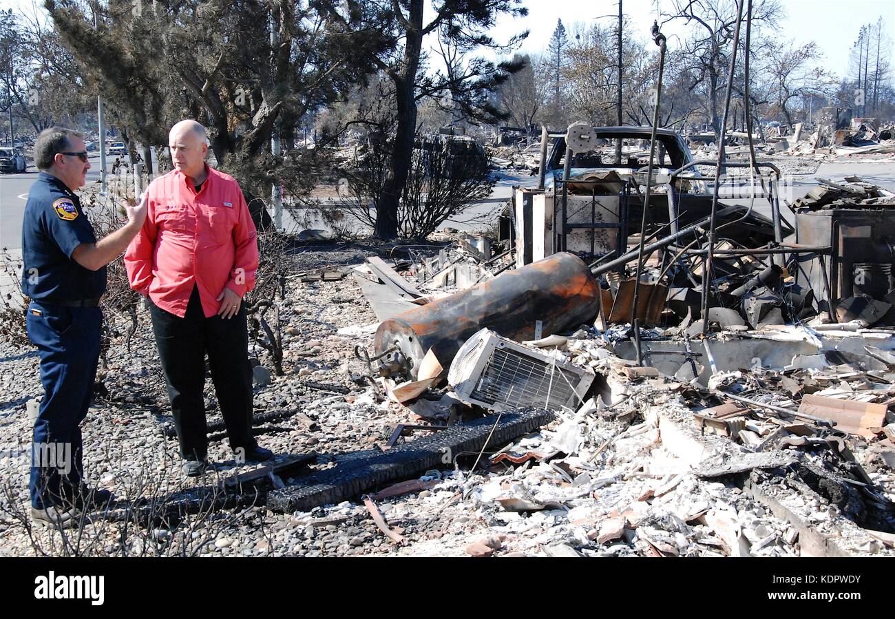 Kalifornien reg. Jerry Brown, rechts, wird unterrichtet durch cal Brand Director chief Ken pimlott, wie sie eine Tour durch die Nachwirkungen der wilde Feuer fegt über Sonoma County Oktober 14, 2017 in Santa Rosa, Kalifornien. Stockfoto