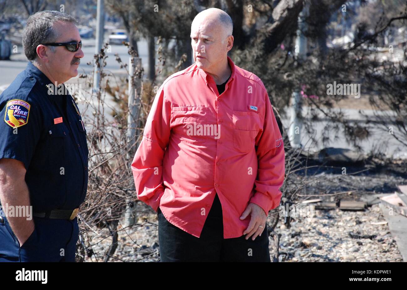 Kalifornien reg. Jerry Brown, rechts, wird unterrichtet durch cal Brand Director chief Ken pimlott, wie sie eine Tour durch die Nachwirkungen der wilde Feuer fegt über Sonoma County Oktober 14, 2017 in Santa Rosa, Kalifornien. Stockfoto