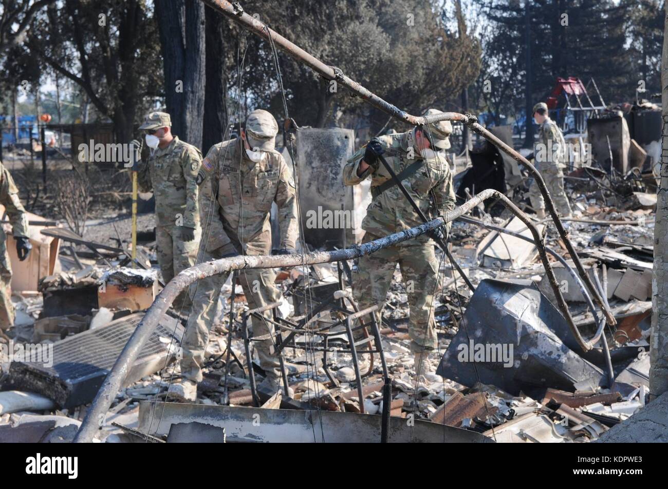 Us-Armee Soldaten der 40th Military Police Company können Sie die Überreste der Opfer in der Asche der Häuser durch wilde Feuer fegt über Sonoma County 14. Oktober zerstört, 2017 in Santa Rosa, Kalifornien. Stockfoto