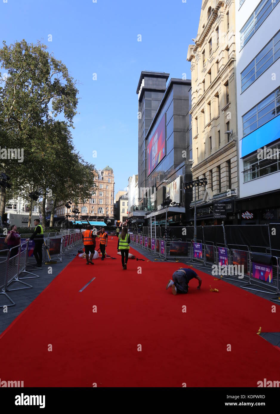 London, Großbritannien. 15 Okt, 2017. Die Vorbereitungen für das Closing Night Gala des BFI London Film Festival in Leicester Square London 2017, UK. Credit: Stephen Finn/alamy leben Nachrichten Stockfoto