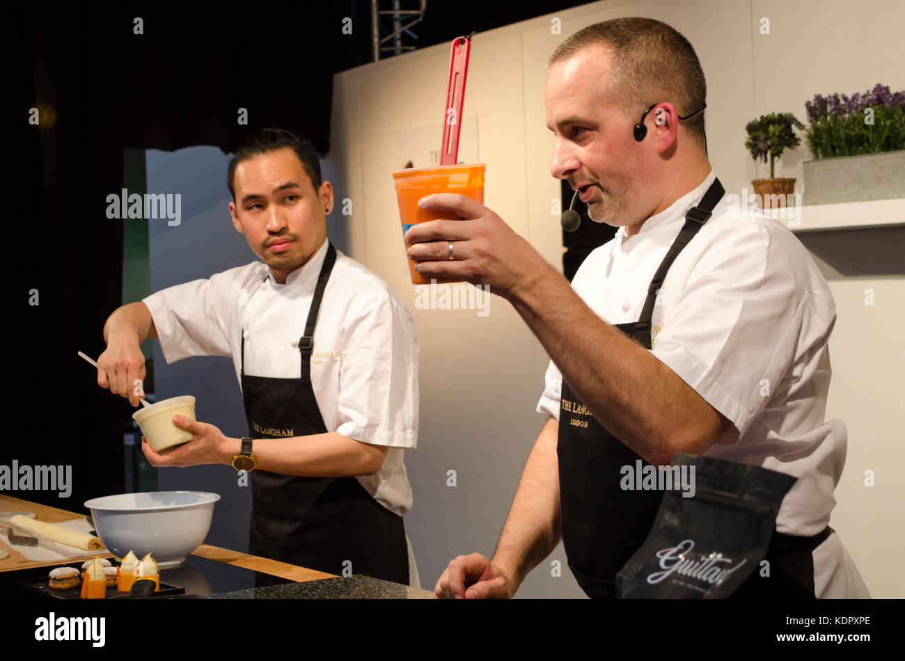 Andrew Gravett executive Pastry Chef aus dem Langham Kochvorführung Im Chocolate Show 2017. Schokolade fans herab en masse Für die Schokolade zeigen, 13.-15. Oktober 2017, Olympia, London, UK, der heute zu Ende ging. Mit einem breiten Spektrum der Aussteller, die alles Schokolade aus der ganzen Welt, Verkostungen, Demonstrationen von führenden Köche und Chocolatiers, und Schokolade Kunst und Mode zeigt, die zeigen erfahrene hohe Besucherzahlen über alle drei Tage. 15. Oktober 2017. Credit: Antony Nessel/Alamy leben Nachrichten Stockfoto