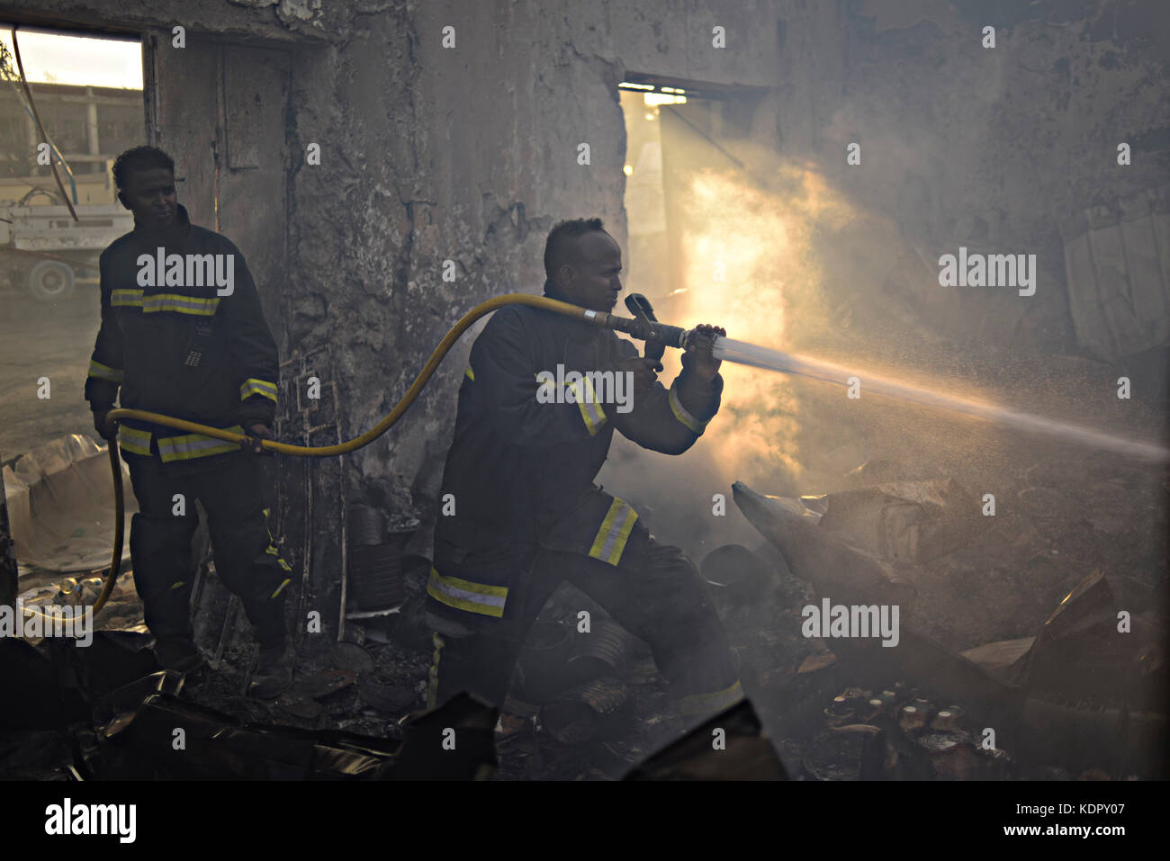 Mogadischu, Somalia. Oktober 2017. Ein Feuerwehrmann sprüht Wasser auf ein Feuer, das noch am Ort eines massiven Terroranschlags der militanten islamischen Gruppe Al-Shabab am 15. Oktober 2017 in Mogadischu, Somalia, brennt. Bei einem Angriff wurden mindestens 276 Menschen getötet und Hunderte schwer verletzt. Quelle: Planetpix/Alamy Live News Stockfoto