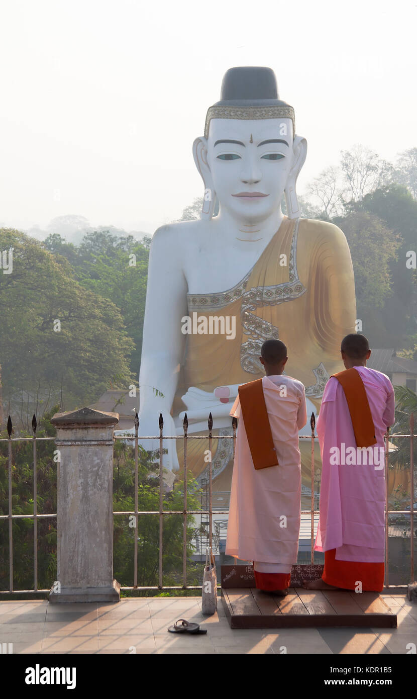 Die burmesische Nonnen und Giant Buddha Statue, Myanmar Stockfoto