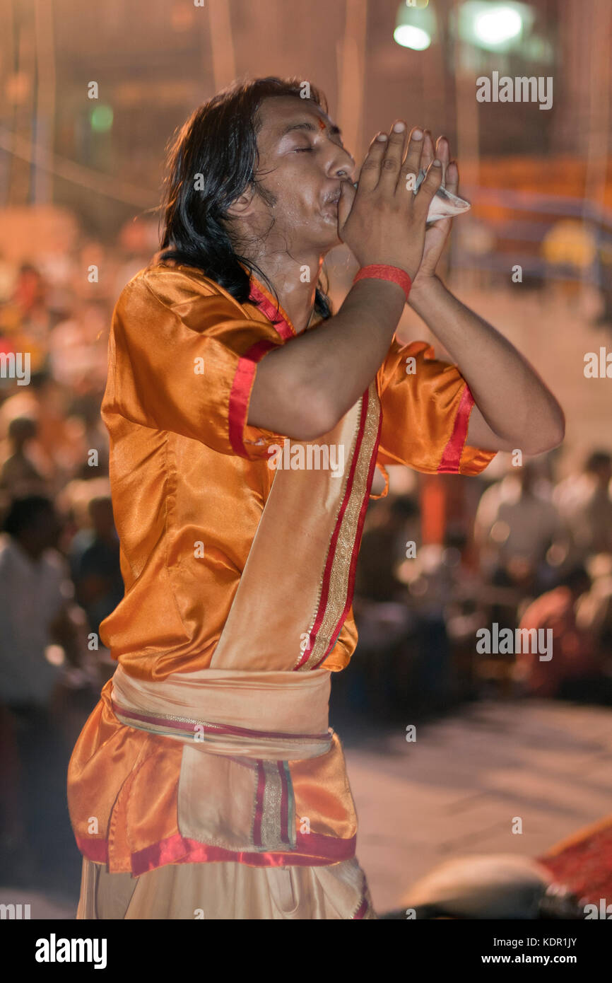Indien, vanranasi, Hindu Priester an den Ganga Aarti Zeremonie Stockfoto