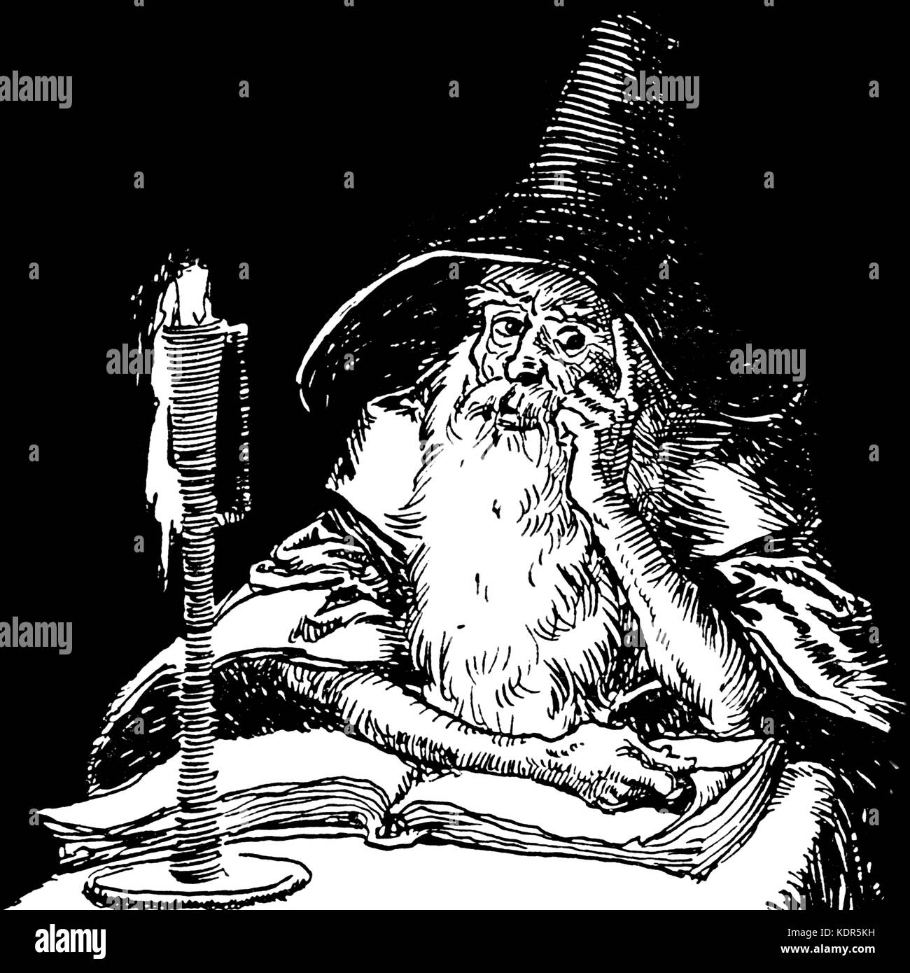 Bärtiger Fantasy-Zauberer mit Hut, großes offenes Buch, Kerze, Ratschläge geben. Stockfoto