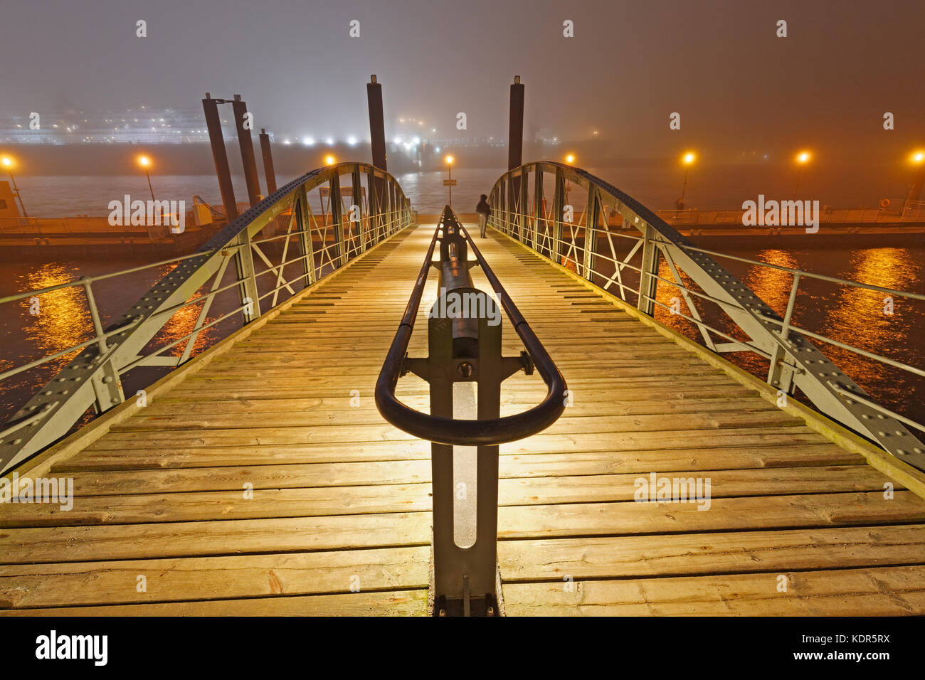 Erleuchtete Brücke Hamburger Hafen, Hamburg, Deutschland, Europa Stockfoto