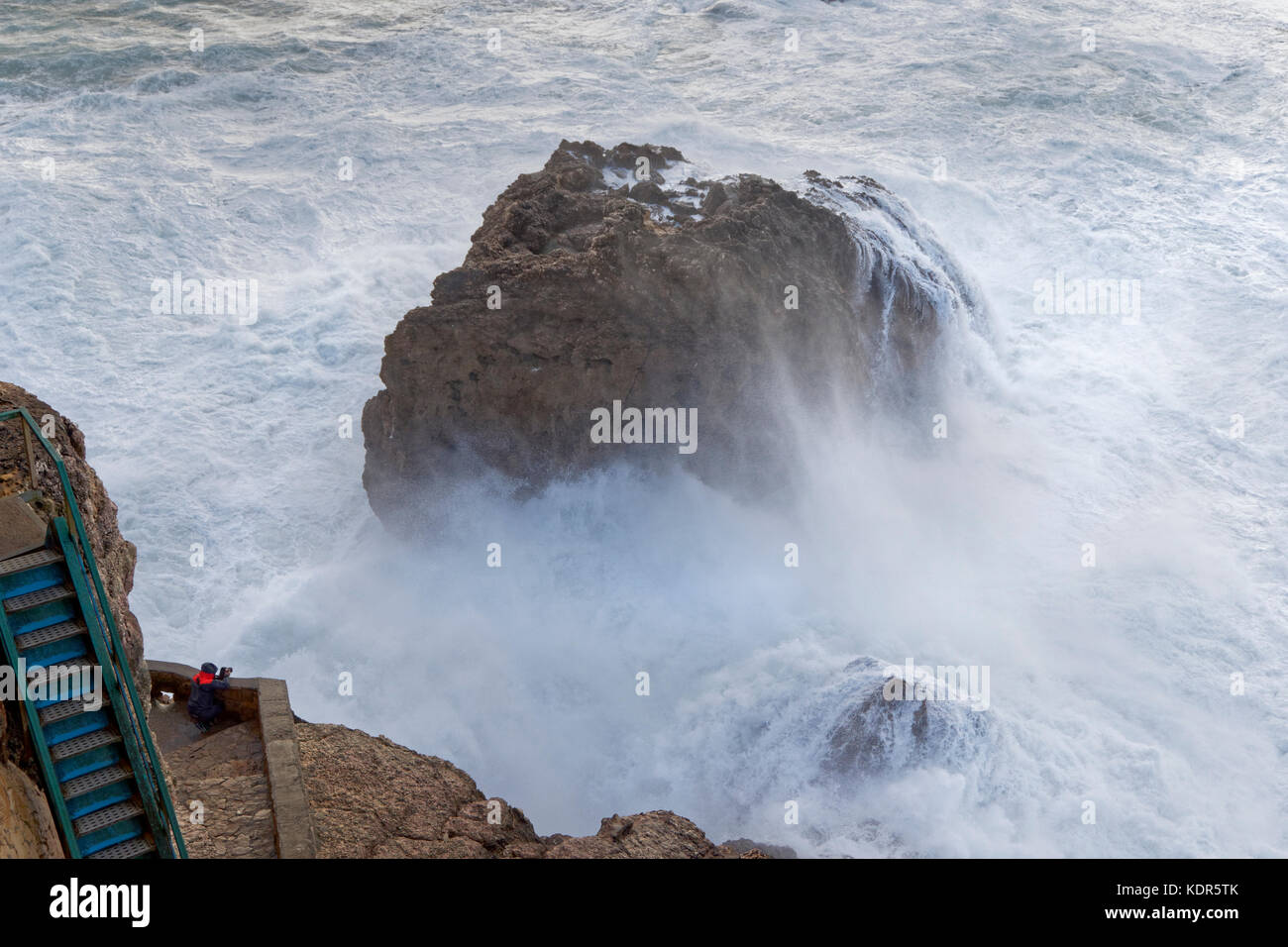 Große Wellen in Nazare, Portugal, Europa Stockfoto